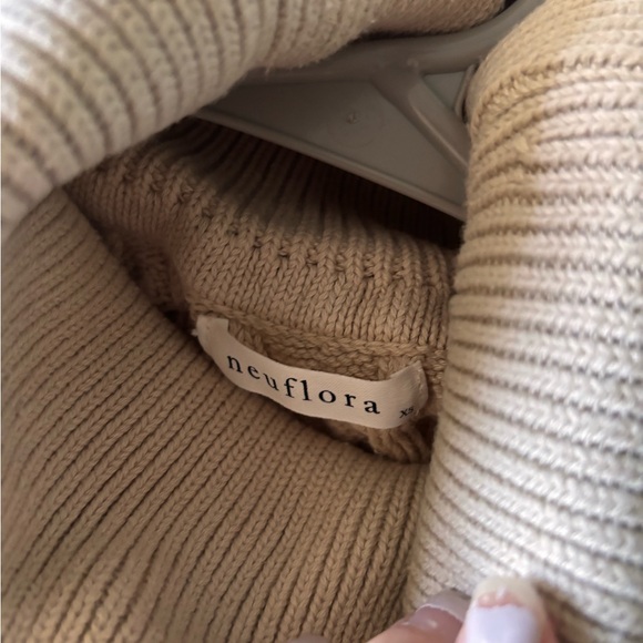 Neuflora Turtle Neck - Picture 2 of 4